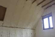 izolacja dachu domu drewnianego pianką 